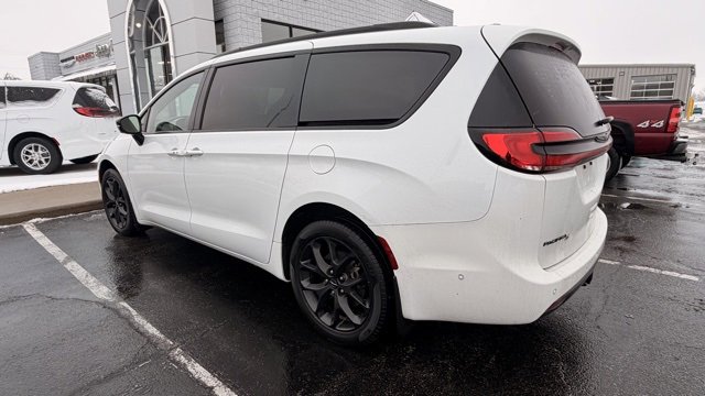 Used 2023 Chrysler Pacifica Limited w/ Uconnect Theater Family Group image 3