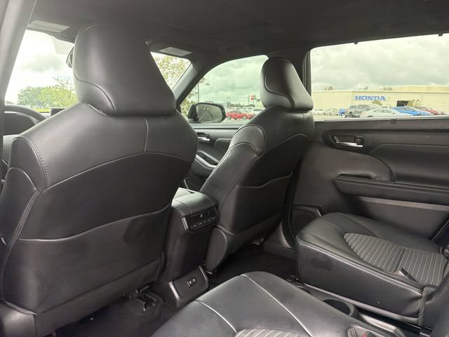 Used 2021 Toyota Highlander XSE FWD image 13