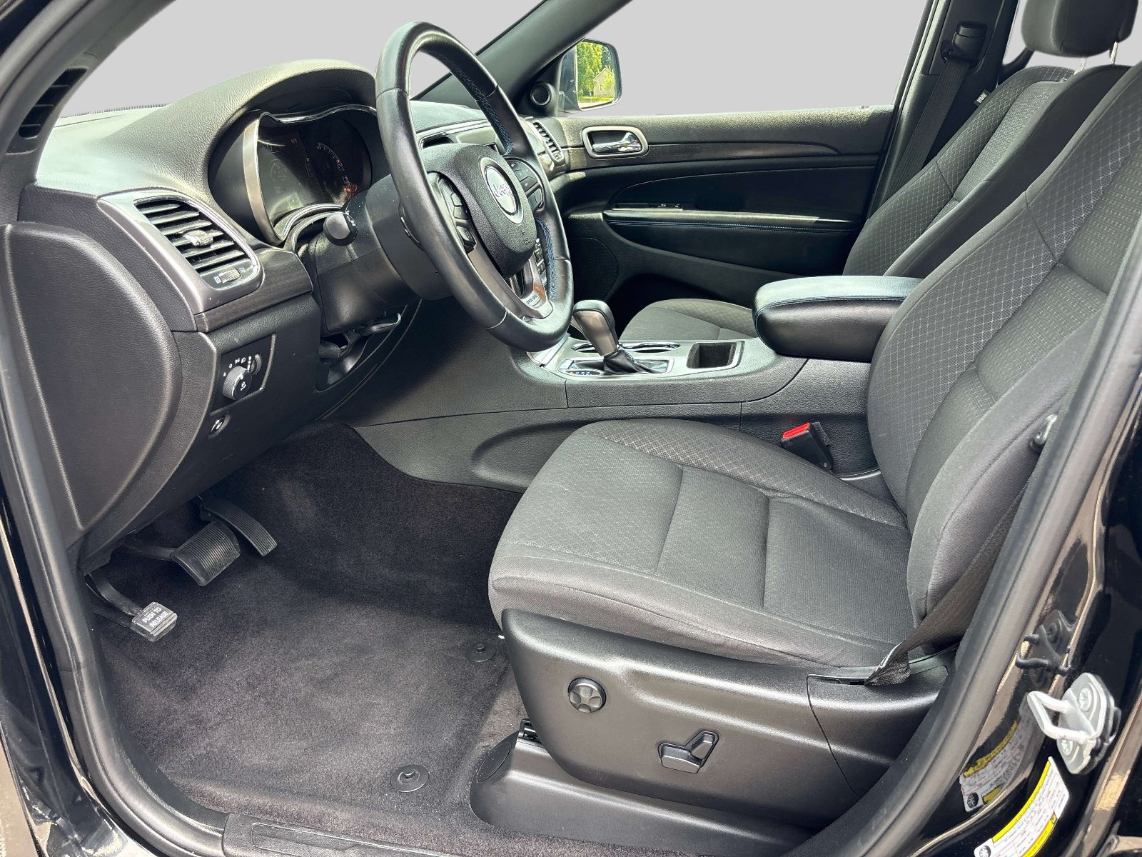 Used 2018 Jeep Grand Cherokee Laredo AWD/4WD image 10
