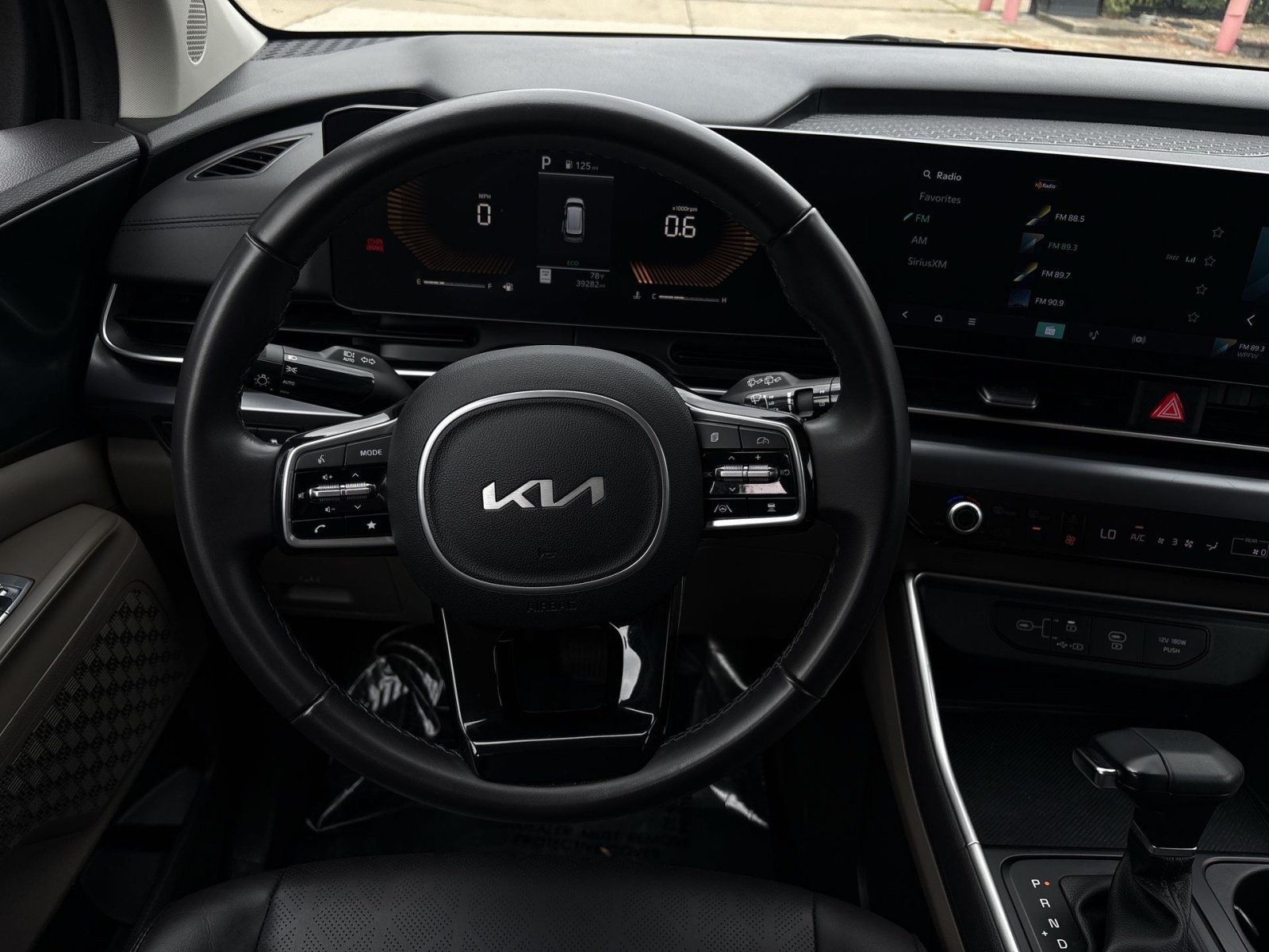 Used 2025 Kia Carnival FWD image 26