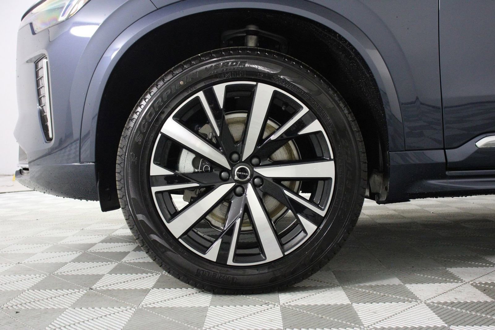 New 2025 Volvo XC90 B6 Core image 13