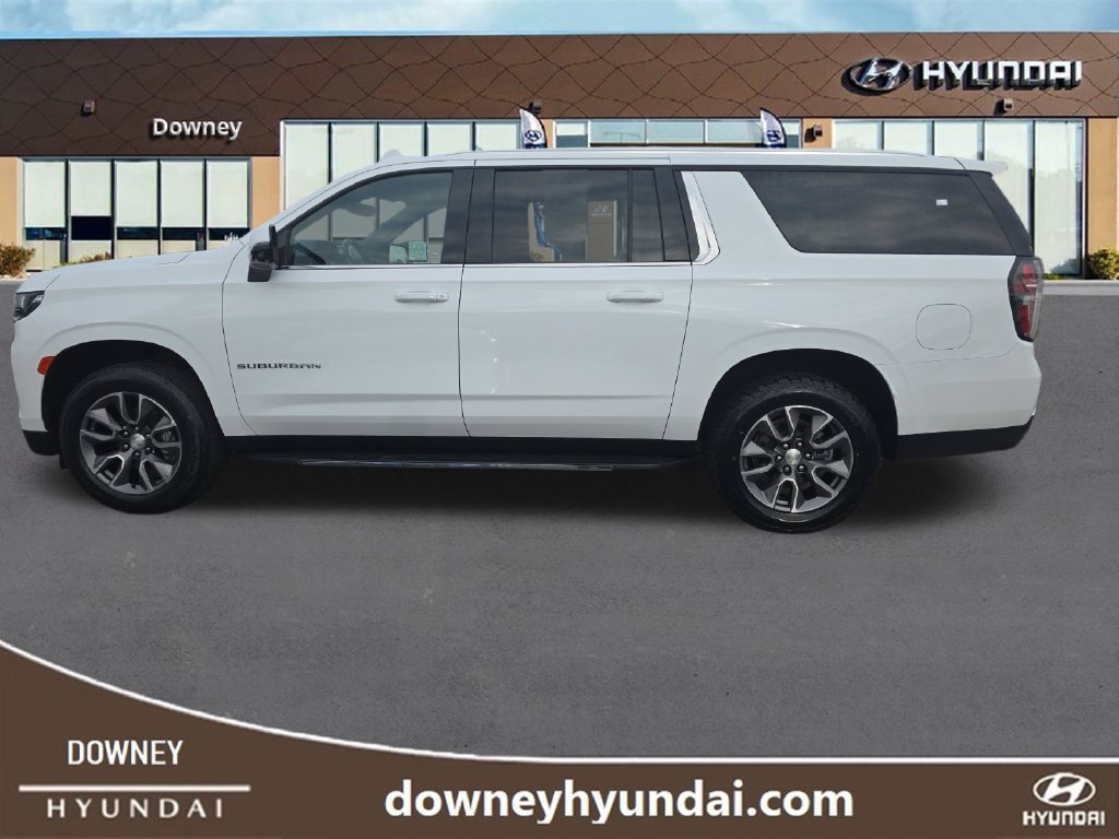 Used 2022 Chevrolet Suburban LT w/ Luxury Package RWD image 2