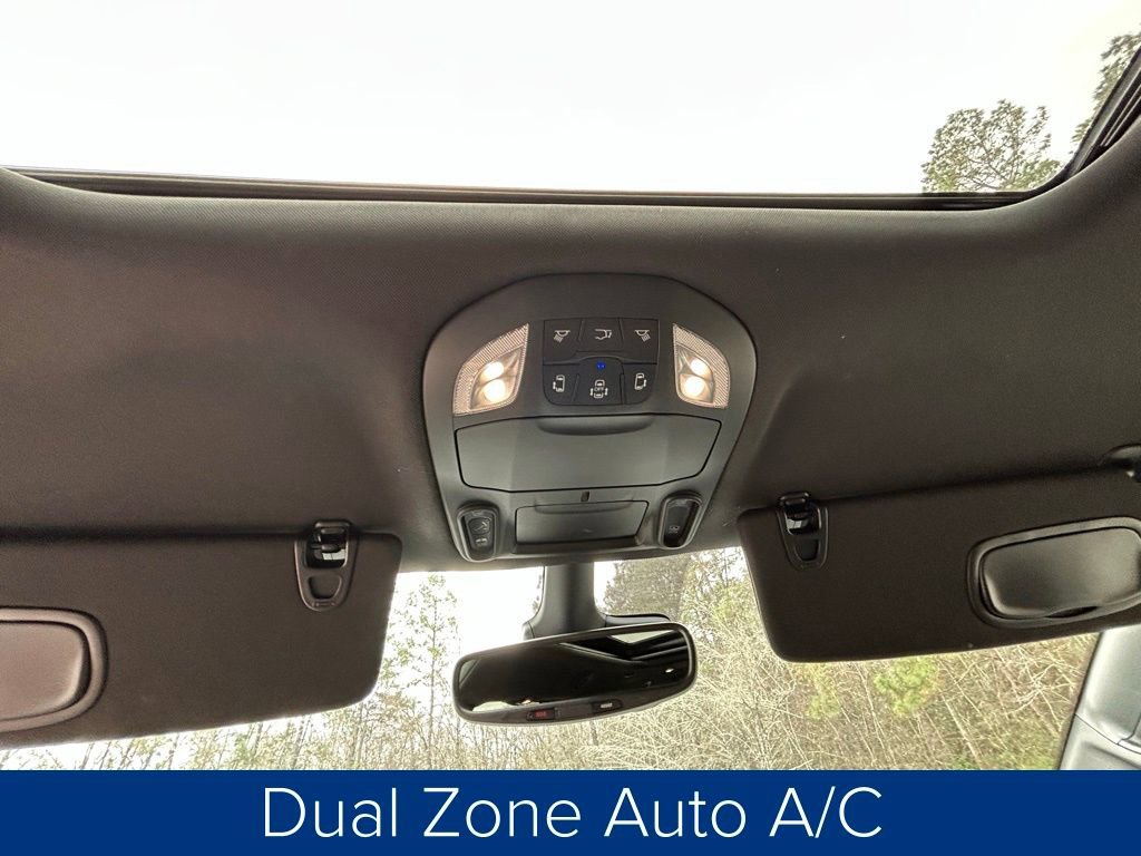 Used 2025 Chrysler Pacifica Limited image 34