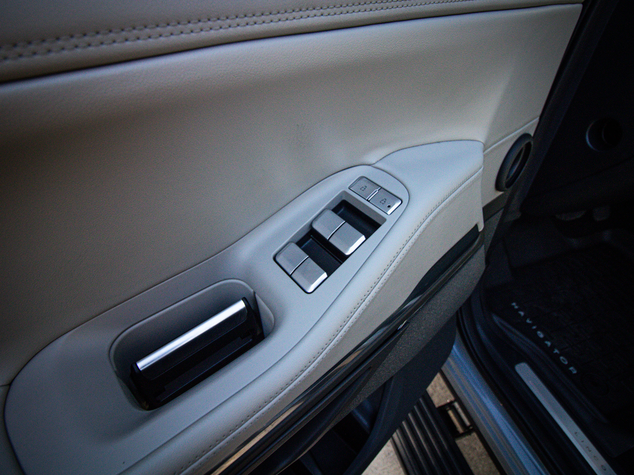 Used 2025 Lincoln Navigator Reserve image 15