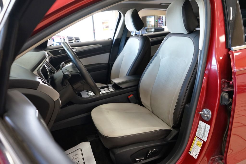Used 2020 Ford Fusion SE w/ Equipment Group 151A image 2