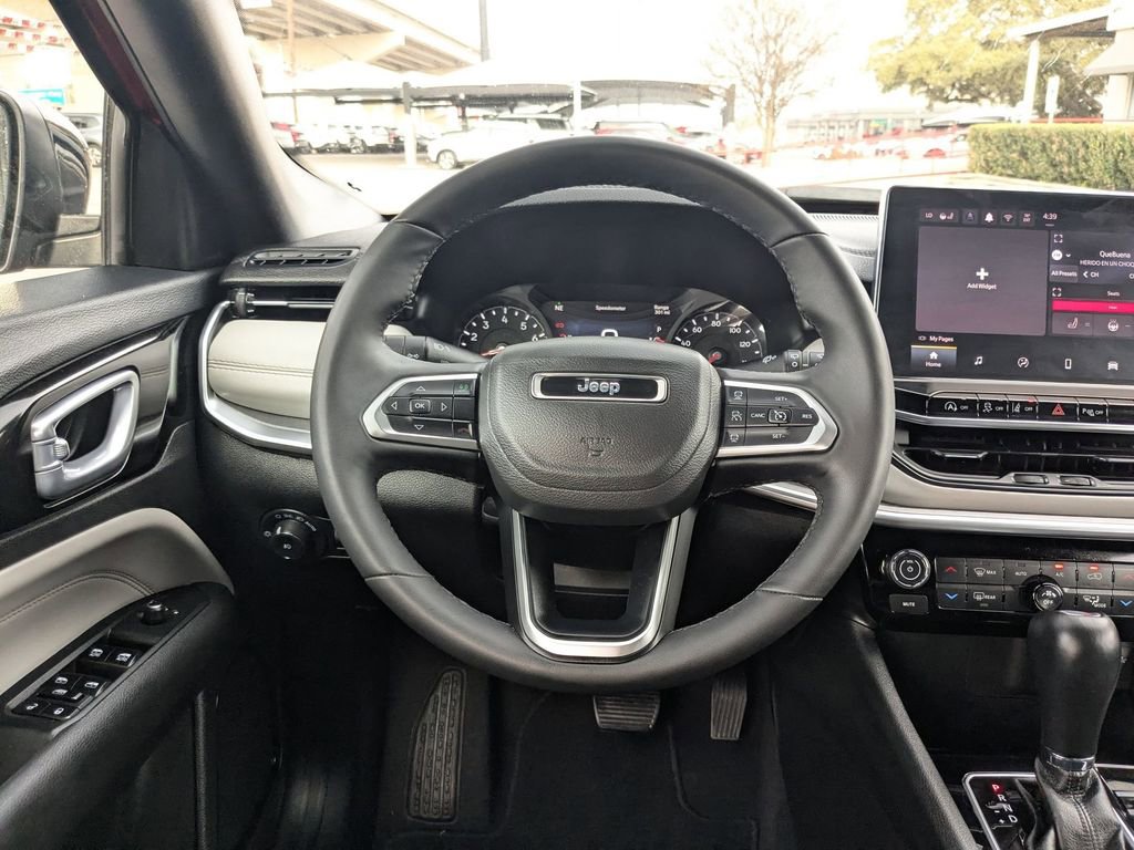 Used 2025 Jeep Compass Limited image 19