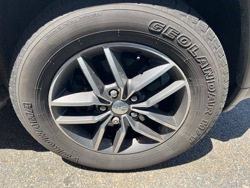 Used 2017 Jeep Grand Cherokee Limited AWD/4WD image 9