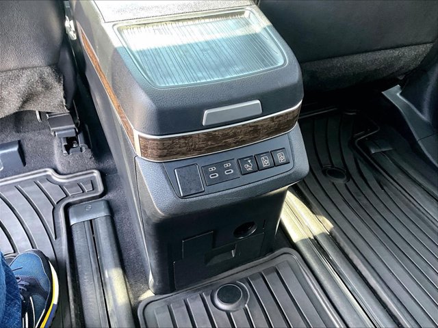 Used 2025 Toyota Sienna Platinum AWD/4WD image 22