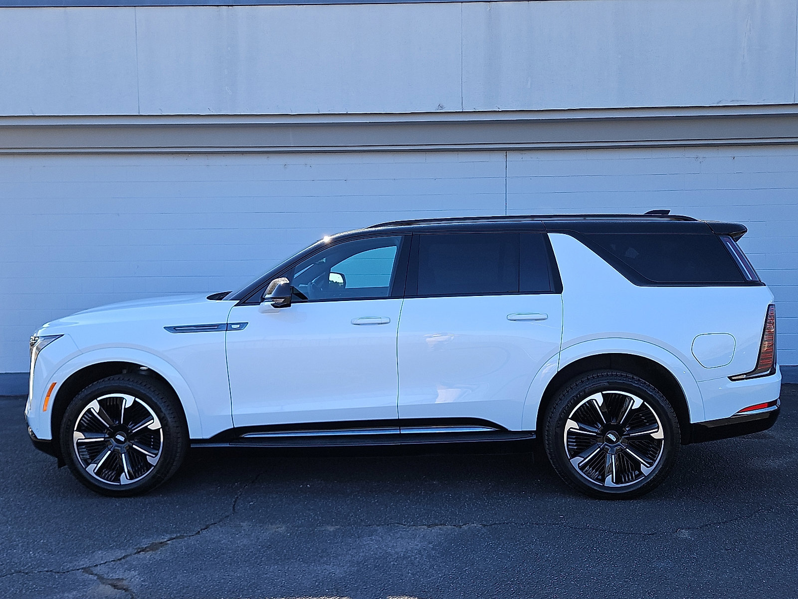 New 2026 Cadillac Escalade IQL Sport 1 w/ LPO, Etrunk Organizer Package AWD/4WD image 2
