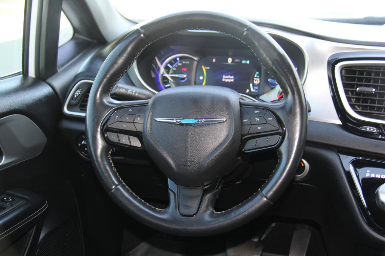 Used 2020 Chrysler Pacifica Touring-L w/ S Appearance Package FWD image 11