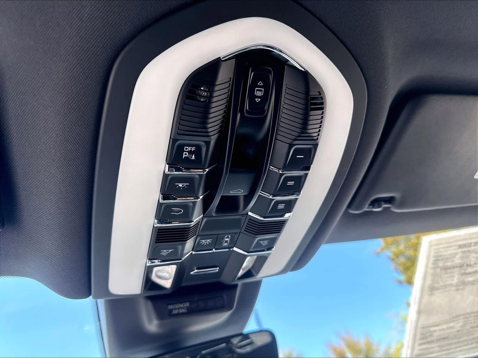 Used 2023 Porsche Macan AWD/4WD image 32