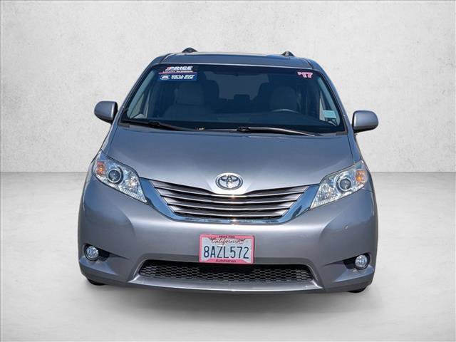 Used 2017 Toyota Sienna XLE Premium image 2