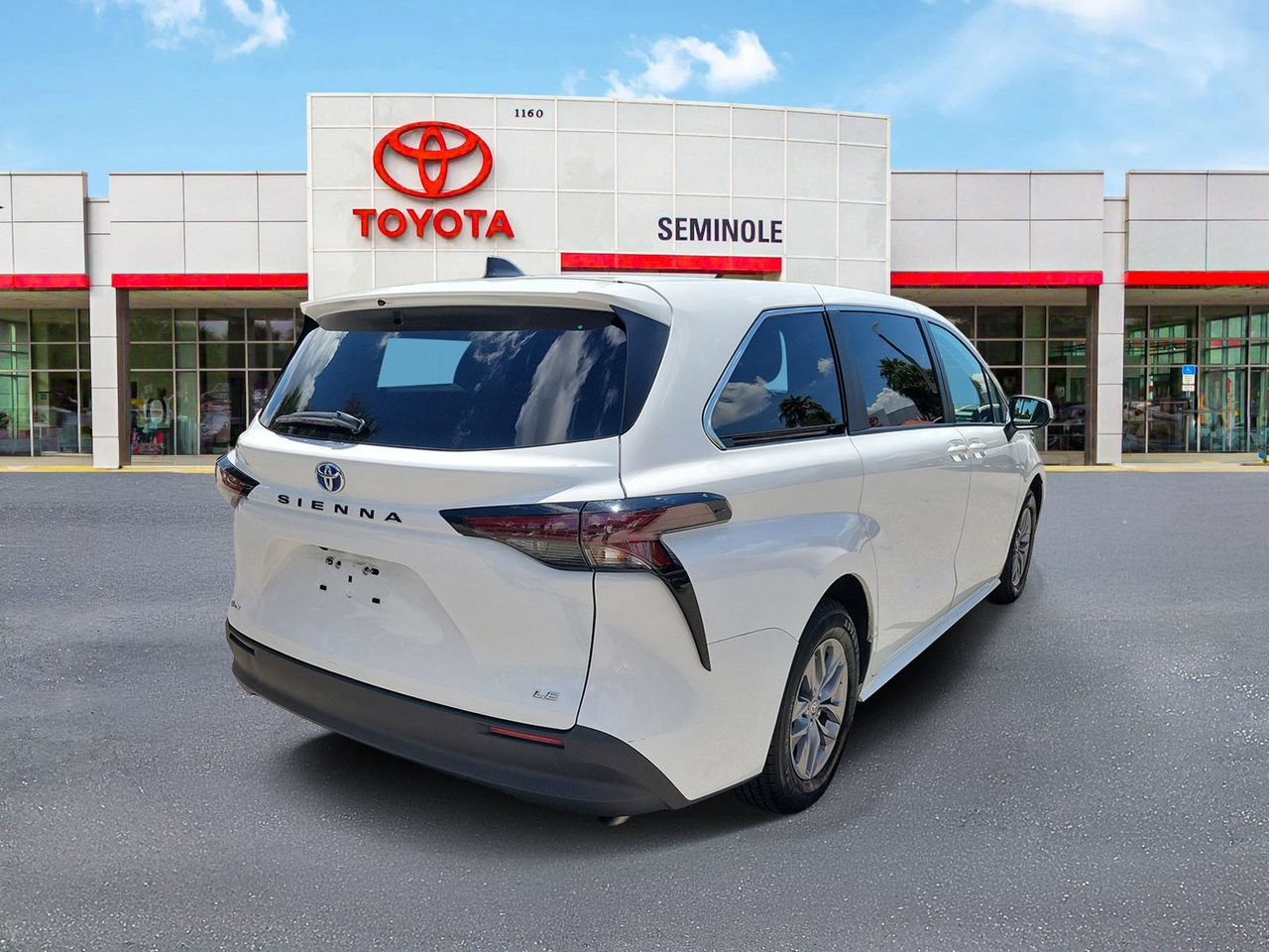 Used 2025 Toyota Sienna LE FWD image 3