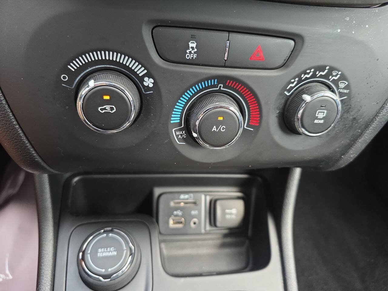 Used 2017 Jeep Cherokee Sport AWD/4WD image 25