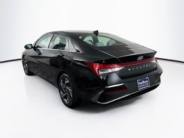 Certified 2025 Hyundai Elantra Limited FWD image 8