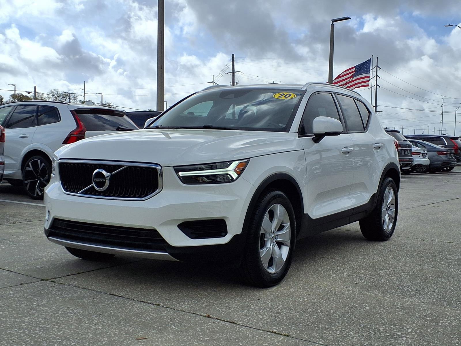 Used 2020 Volvo XC40 T4 Momentum image 3