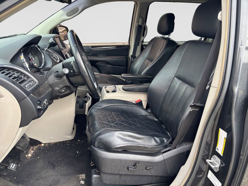 Used 2011 Chrysler Town & Country Touring-L w/ Entertainment Group #2 FWD image 14