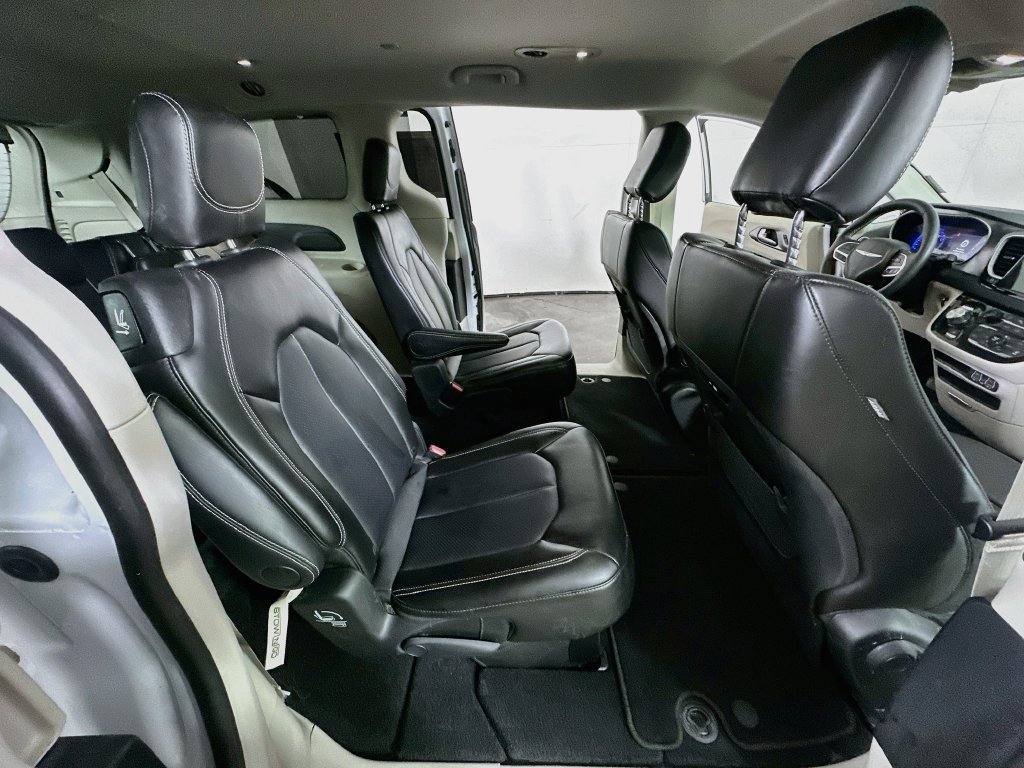 Used 2024 Chrysler Pacifica Touring-L FWD image 12