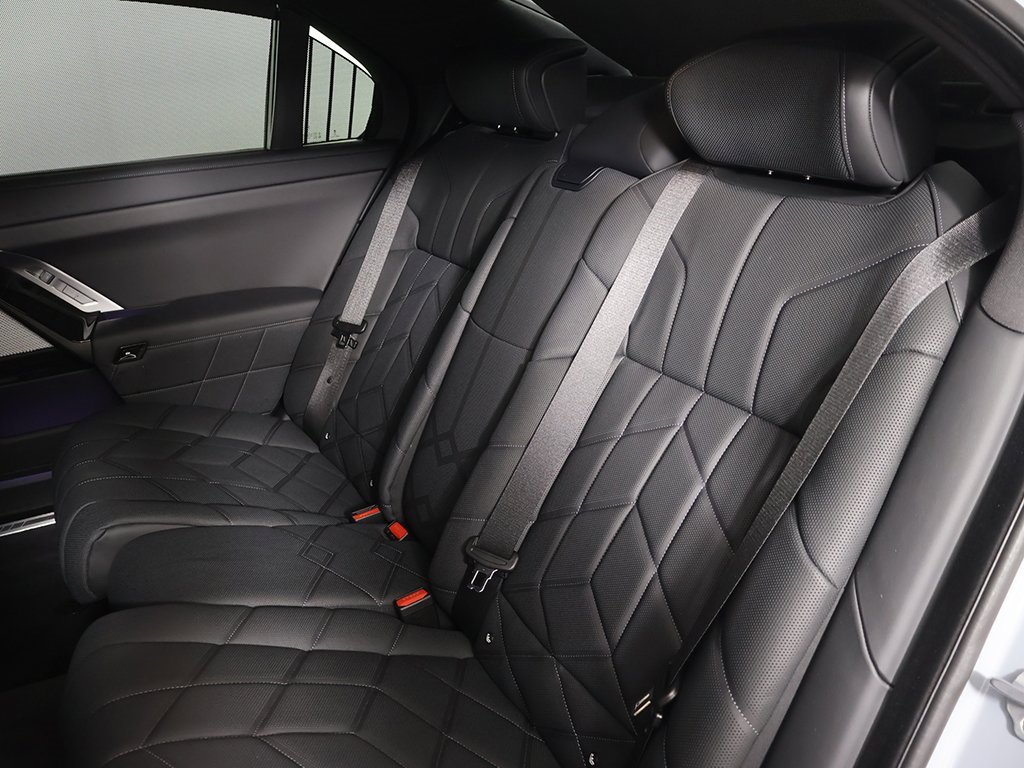 Used 2025 BMW i7 xDrive60 w/ Premium Package image 33