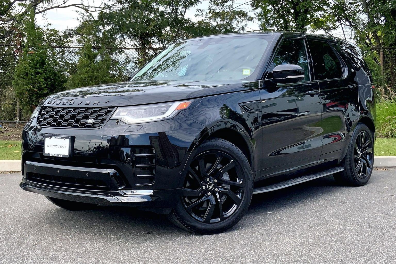 Certified 2025 Land Rover Discovery Dynamic SE AWD/4WD image 1