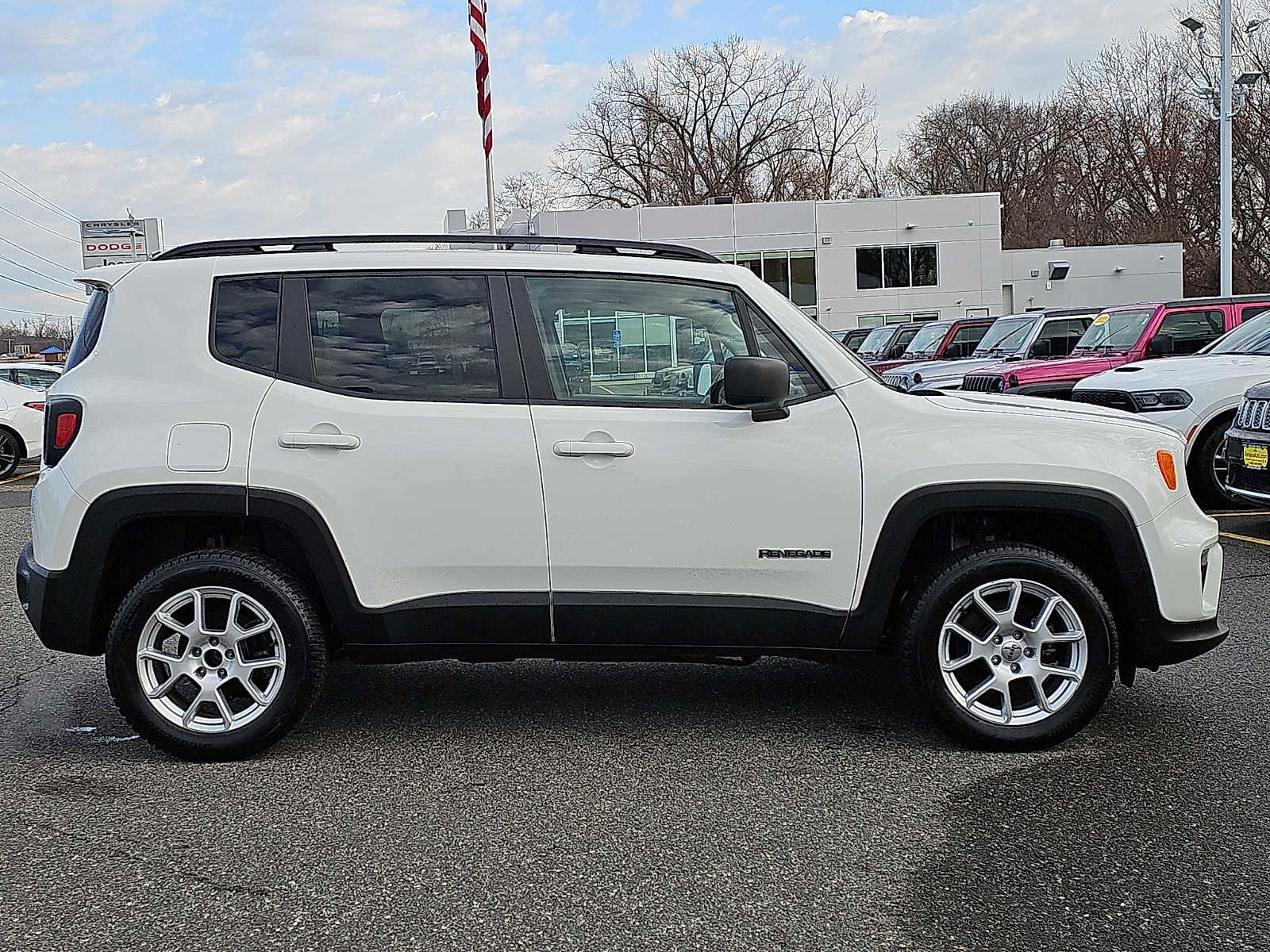 Used 2023 Jeep Renegade Latitude w/ Sun & Fun Group AWD/4WD image 7