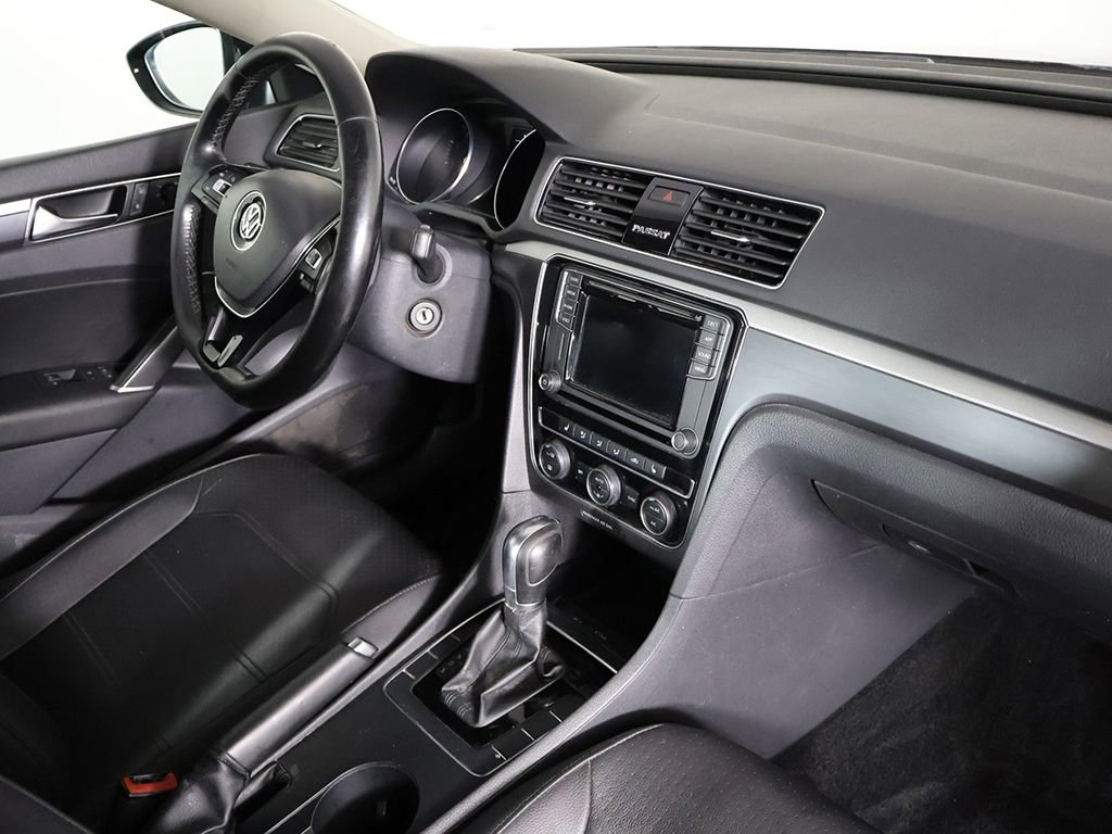 Used 2018 Volkswagen Passat 2.0T R-Line w/ R-Line Lighting Package FWD image 22