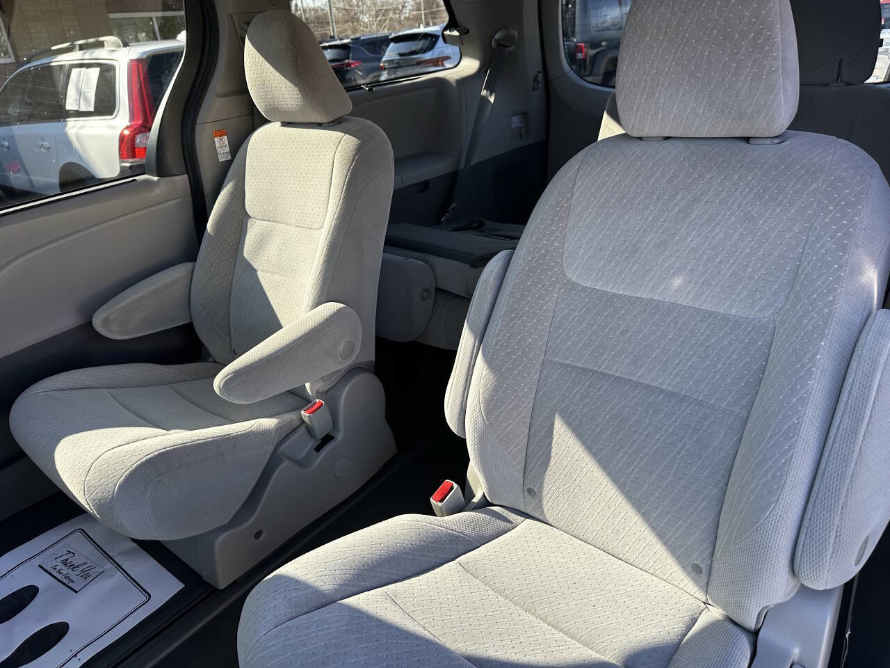 Used 2020 Toyota Sienna LE AWD/4WD image 8