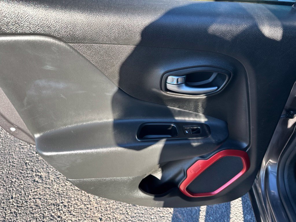 Used 2019 Jeep Renegade Trailhawk w/ Cold Weather Group II AWD/4WD image 16