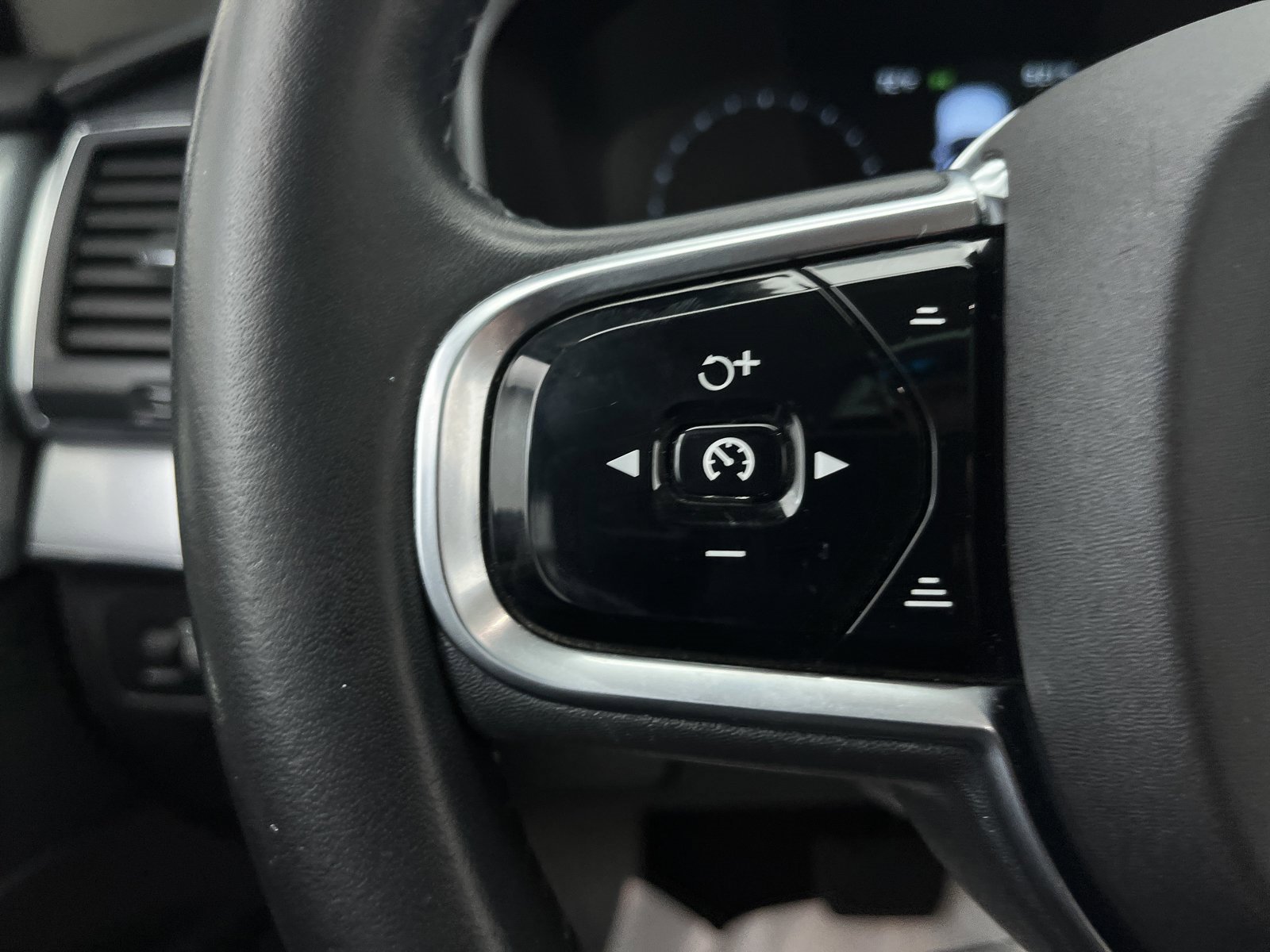 Used 2016 Volvo XC90 T6 Momentum w/ Vision Package image 26