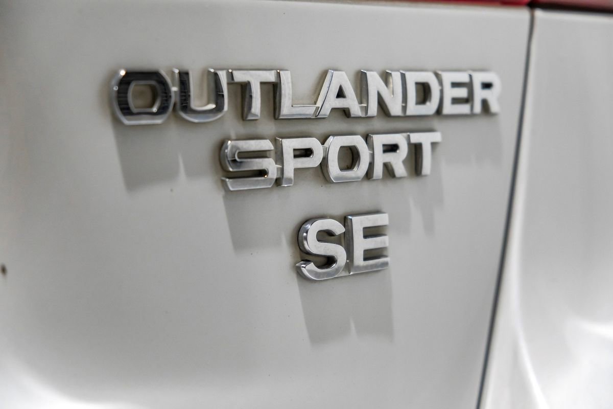 Used 2018 Mitsubishi Outlander Sport SE FWD image 39
