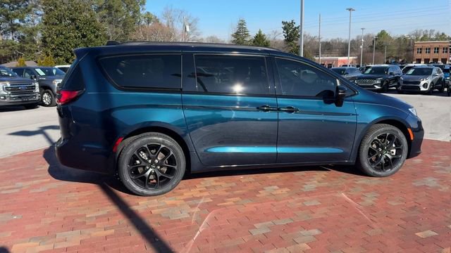Used 2023 Chrysler Pacifica Limited w/ S Appearance Package image 3