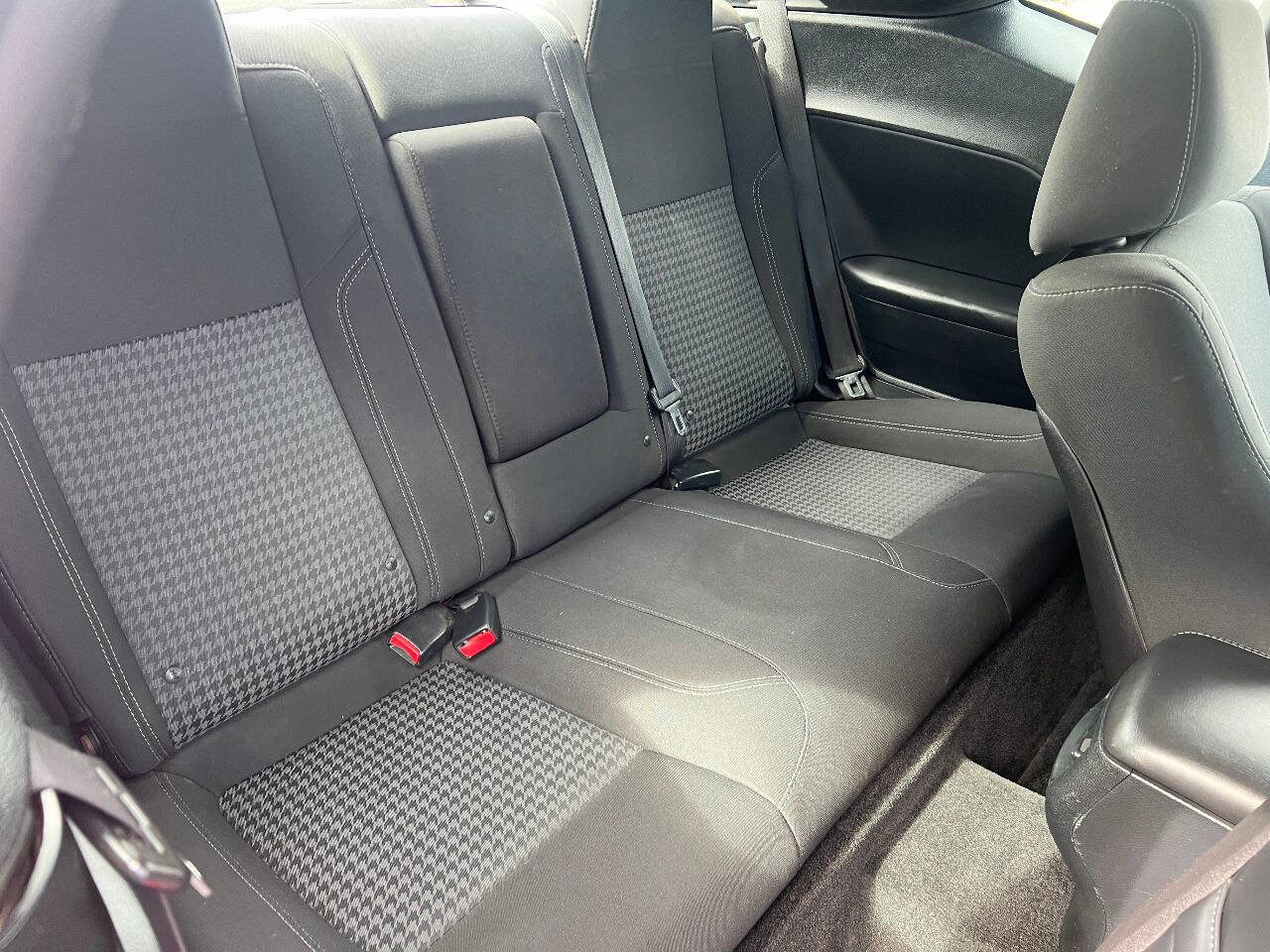 Used 2015 Dodge Challenger SXT image 21
