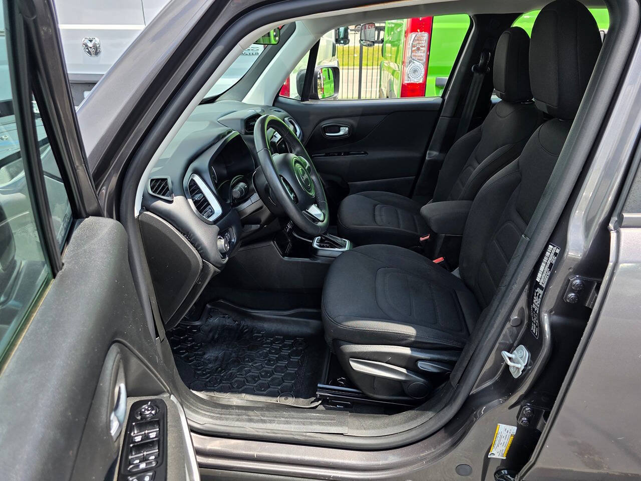 Used 2020 Jeep Renegade Latitude FWD image 17