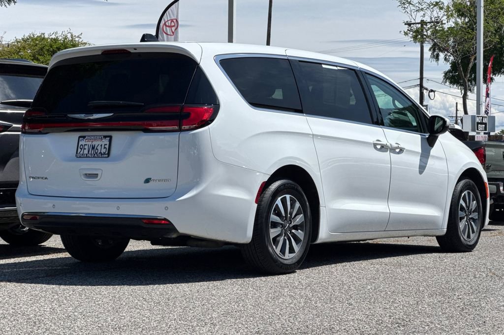 Used 2023 Chrysler Pacifica Touring-L image 3