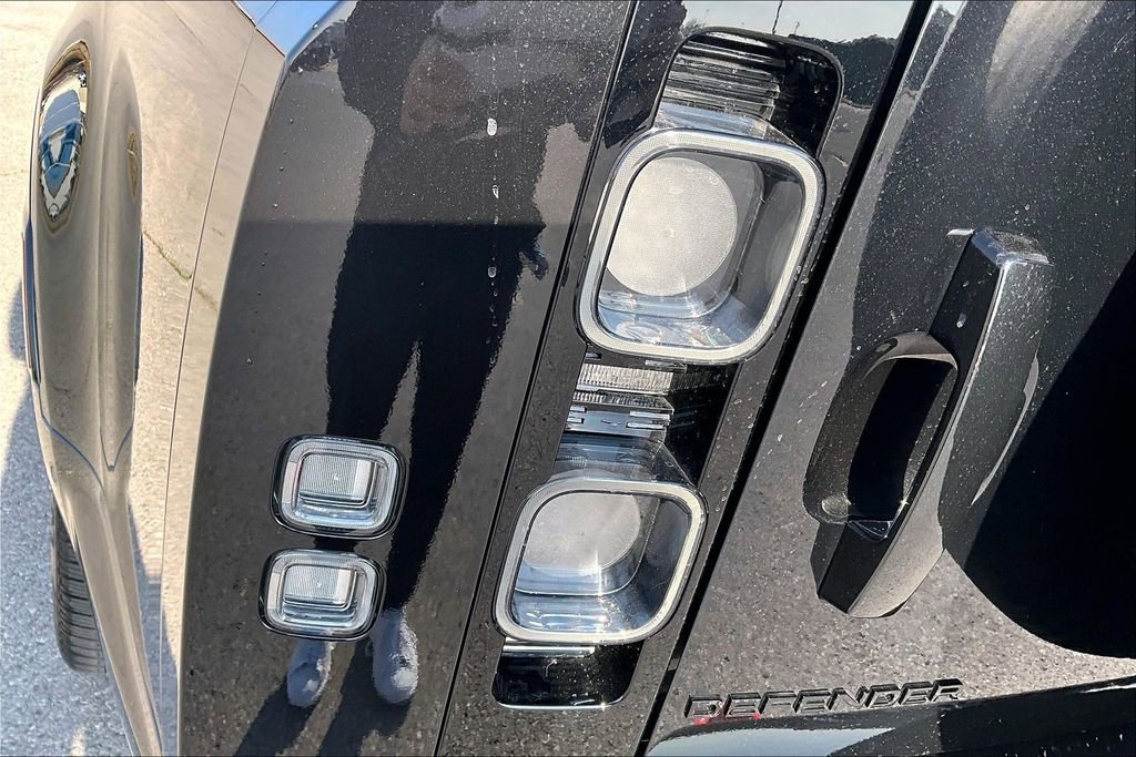 Used 2025 Land Rover Defender 130 X image 32