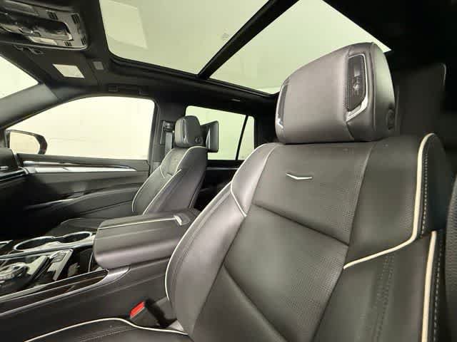 Used 2026 Cadillac Escalade Luxury AWD/4WD image 6