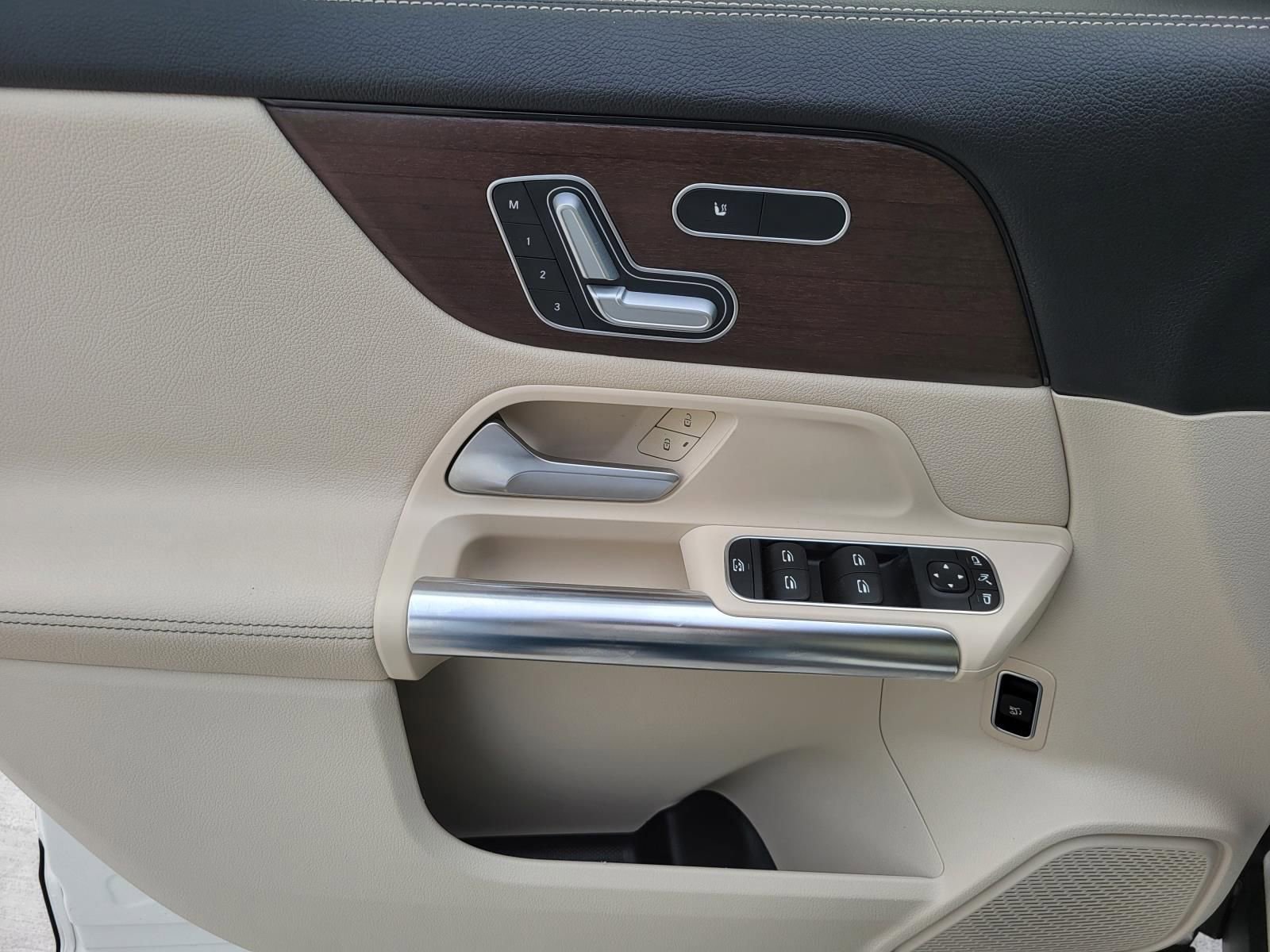 Used 2022 Mercedes-Benz GLA 250 4MATIC w/ Premium Package image 13