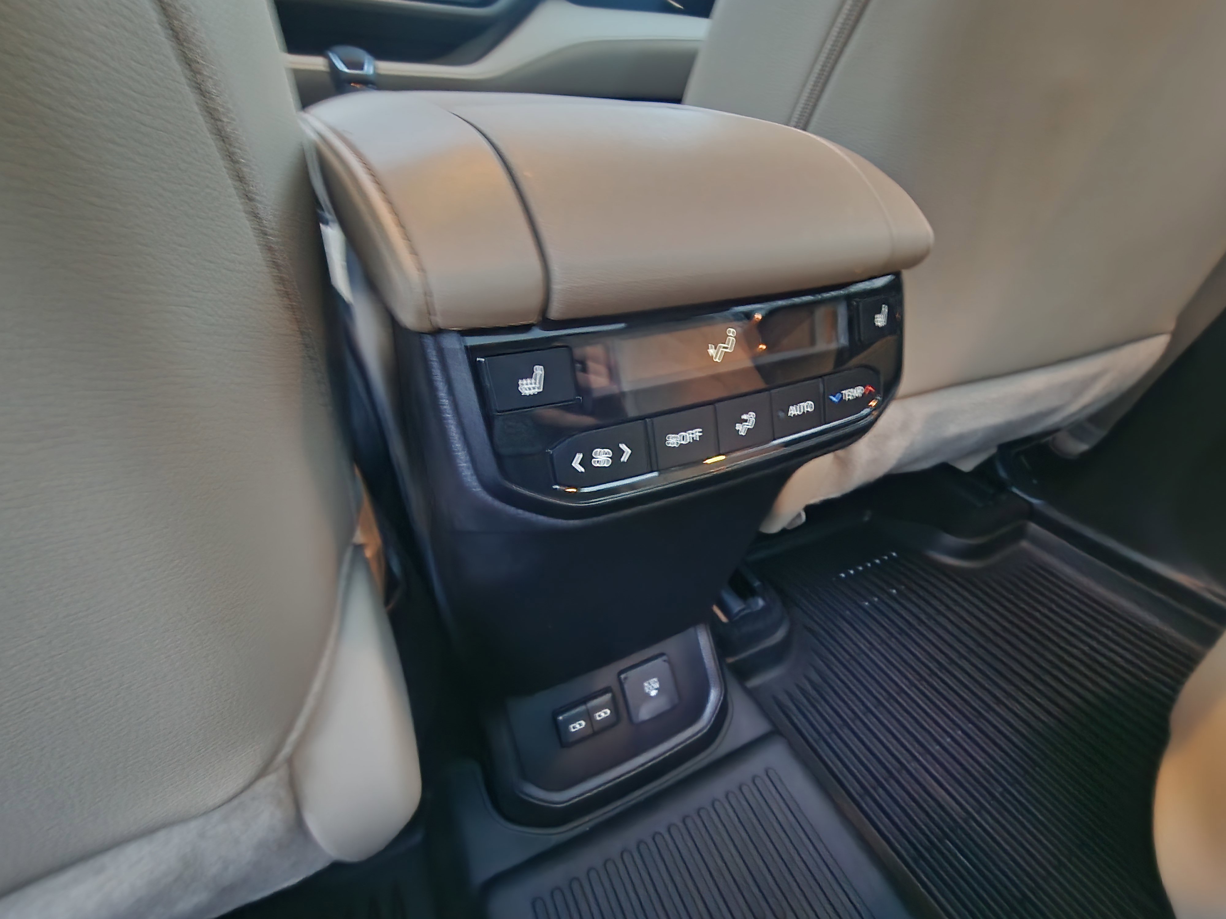 Used 2024 Toyota Highlander Platinum image 16