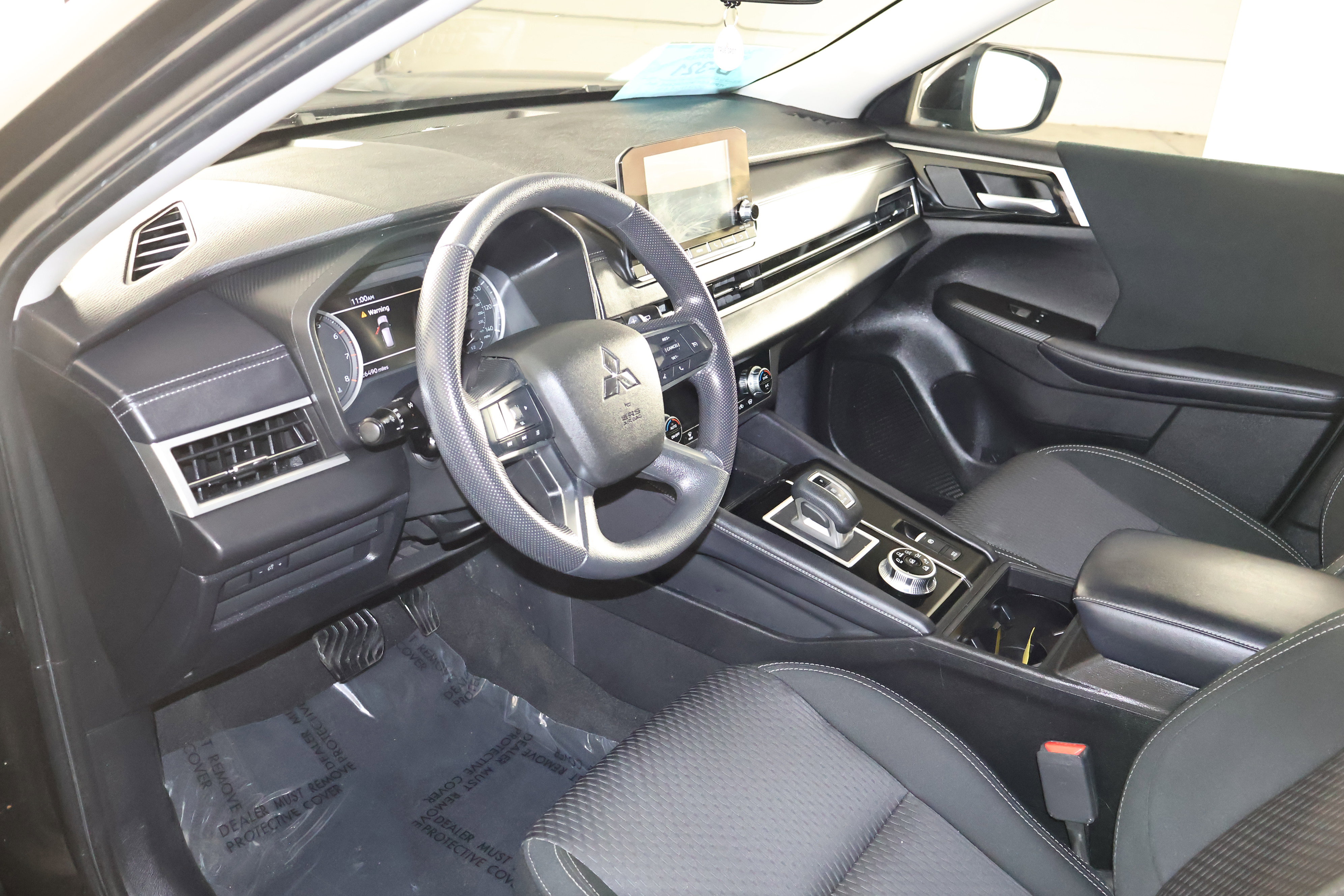 Used 2023 Mitsubishi Outlander ES AWD/4WD image 2