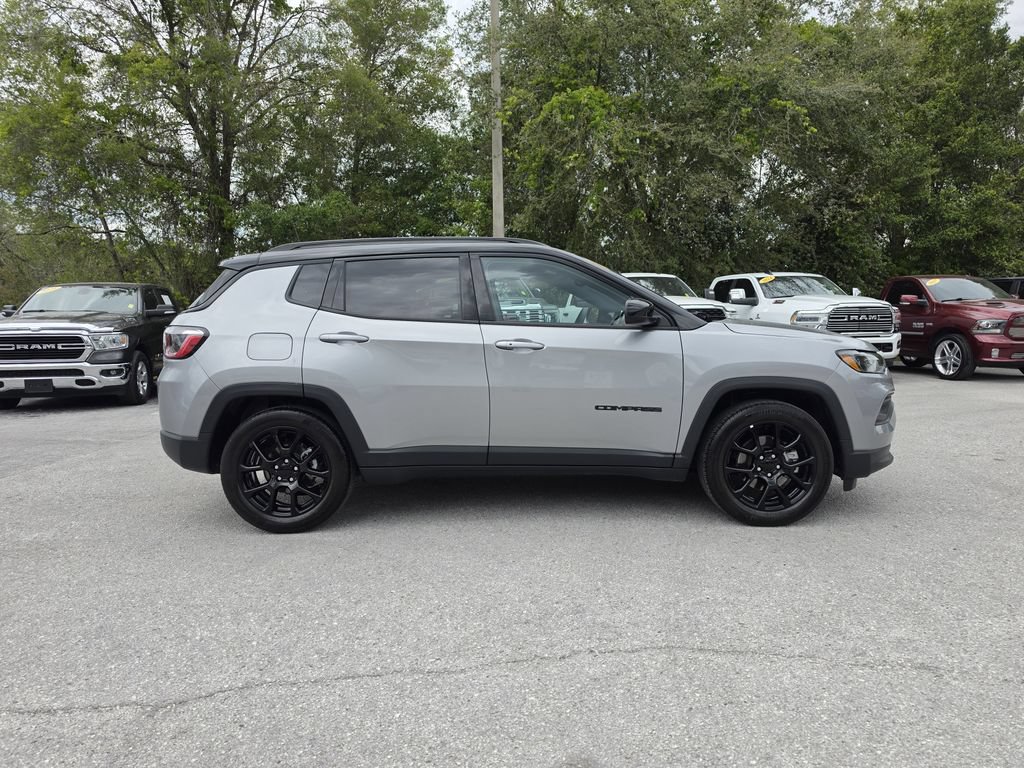 Used 2022 Jeep Compass Latitude FWD image 3
