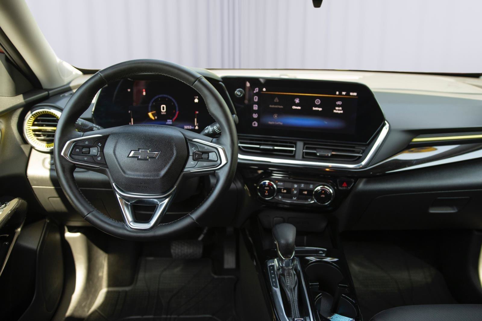 Used 2024 Chevrolet Trax ACTIV w/ Driver Confidence Package FWD image 3