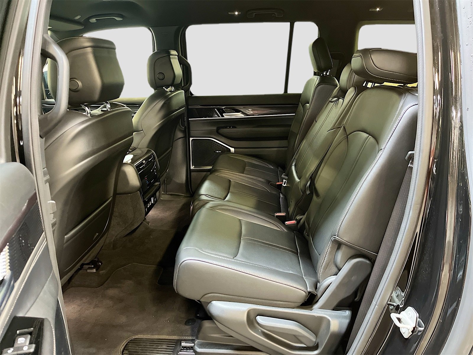 Used 2024 Jeep Wagoneer L 4WD image 25