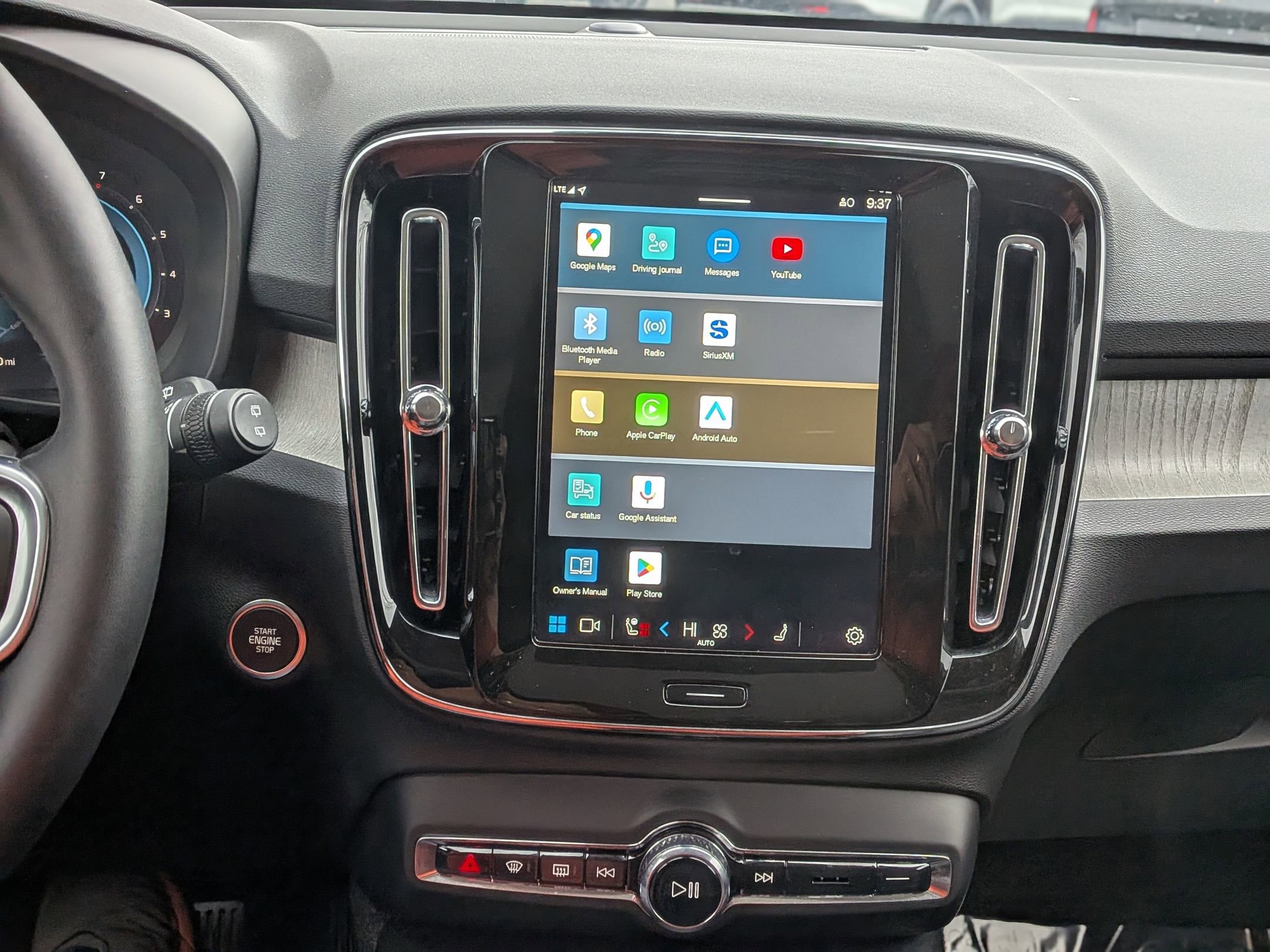 Used 2025 Volvo XC40 B5 Core image 26