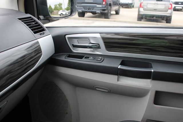 Used 2010 Chrysler Town & Country Touring FWD image 17