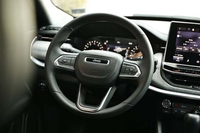 Used 2024 Jeep Compass Latitude image 27