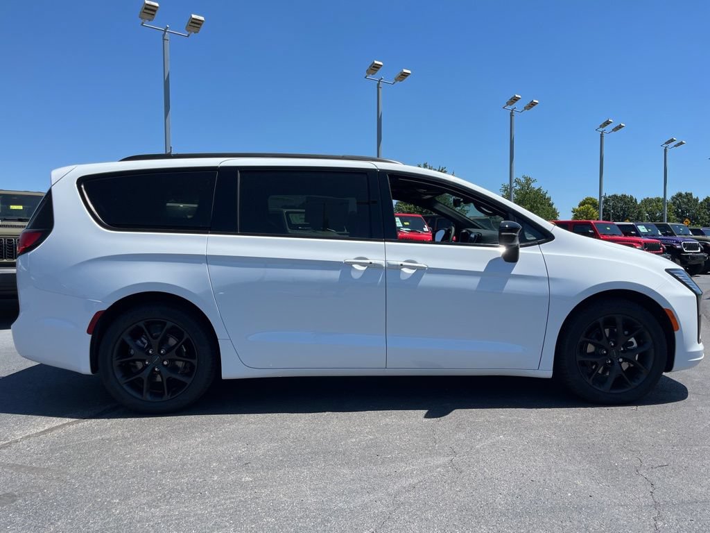 New 2027 Chrysler Pacifica Limited FWD image 48