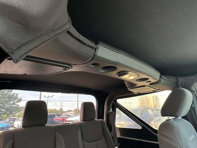 Used 2017 Jeep Wrangler Sahara w/ Connectivity Group AWD/4WD image 21