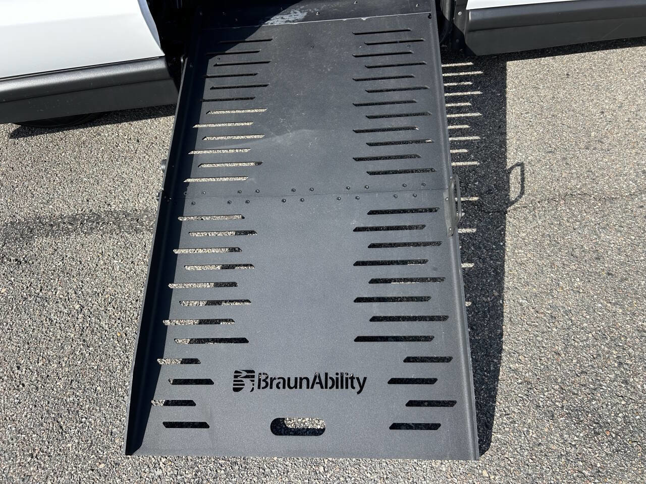 Used 2024 Chrysler Pacifica Touring-L image 5