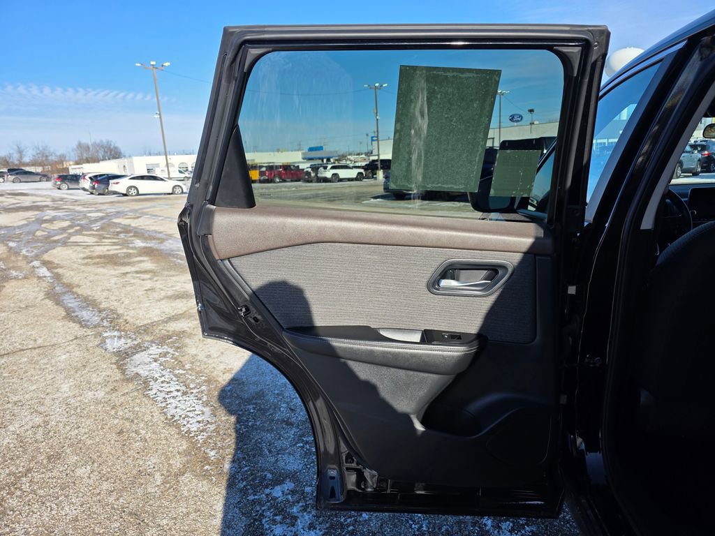 Used 2023 Nissan Rogue SV image 29