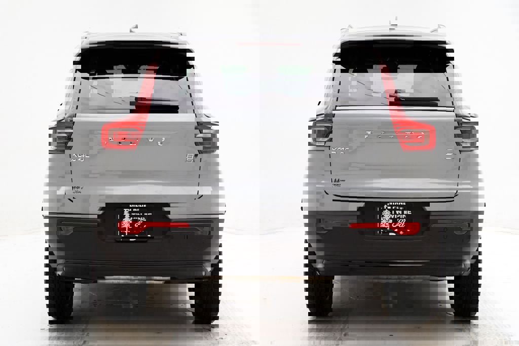 Used 2025 Volvo XC40 B5 Plus image 7